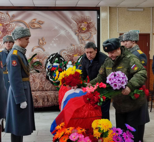 Военком и глава АГО освобождают от цветов флаг РФ, чтобы вручить его родственнику